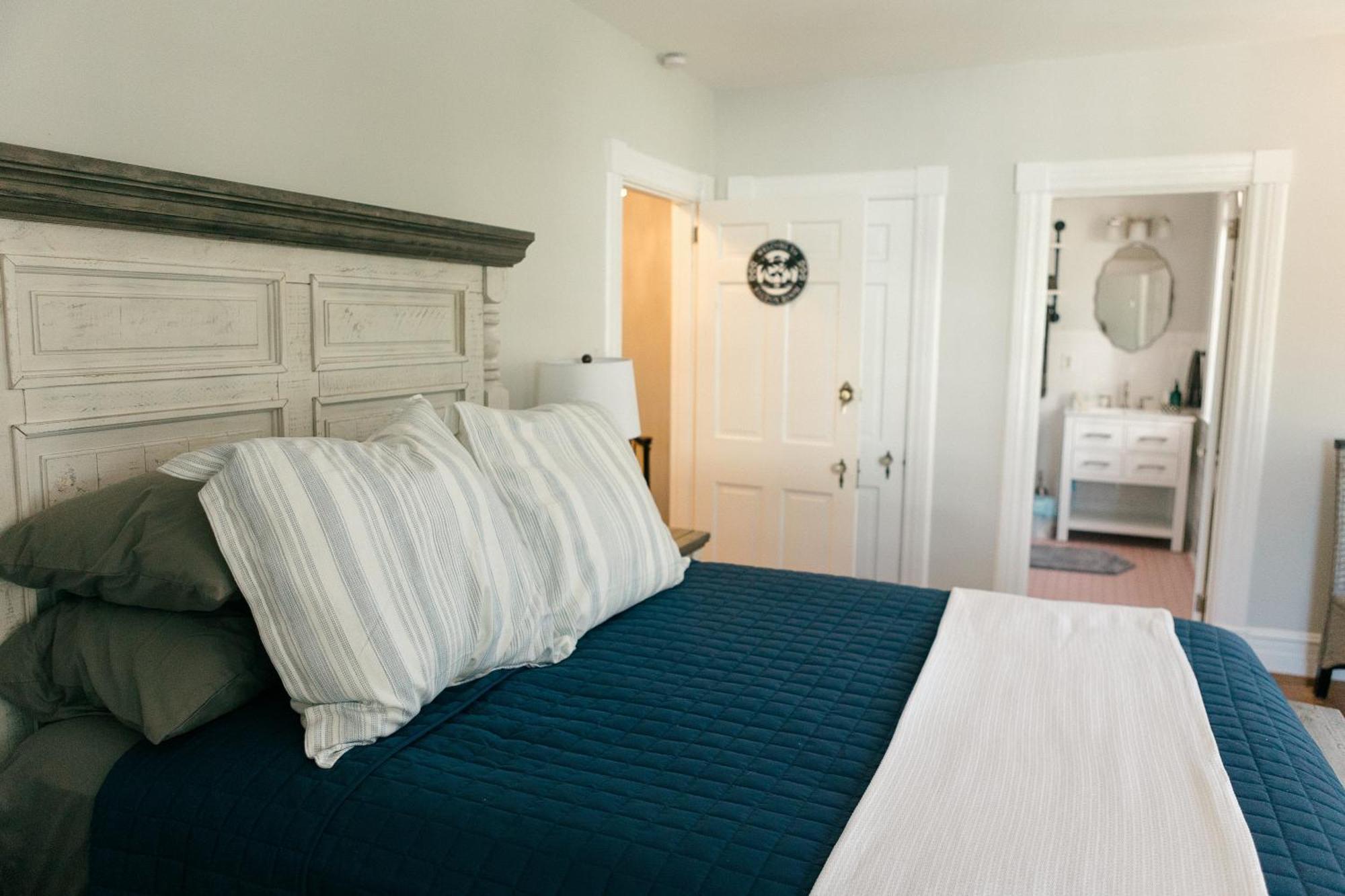 The Carriage House Inn Bed And Breakfast Southport Room photo
